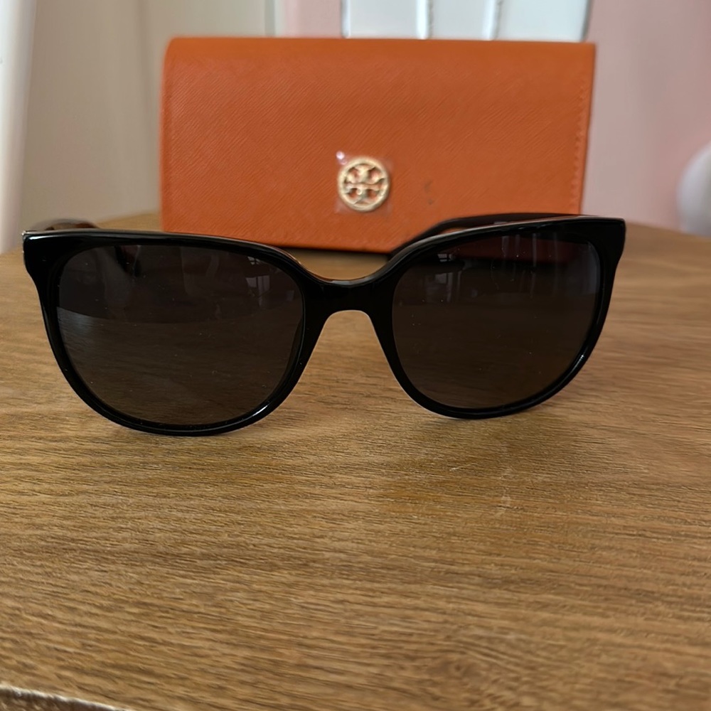 Authentic Tory Burch Black Simple Sunglasses with stacked T polarized